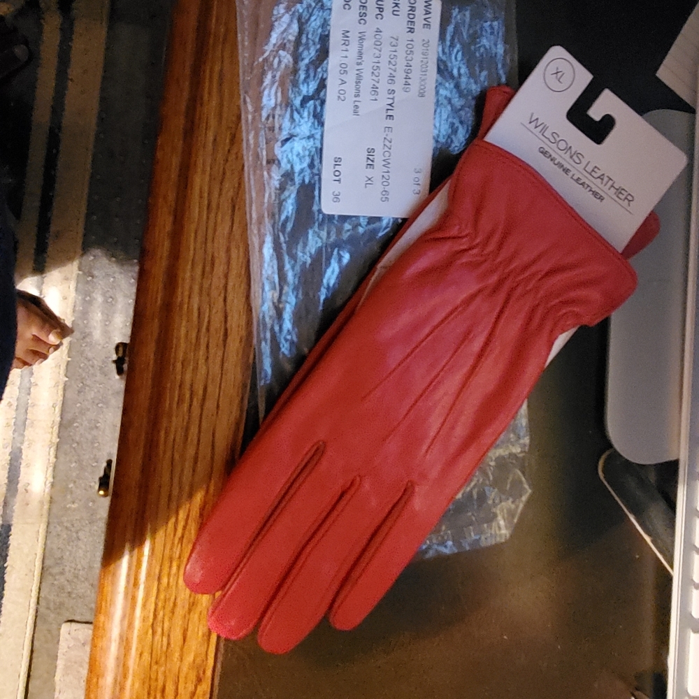 Women's leather gloves